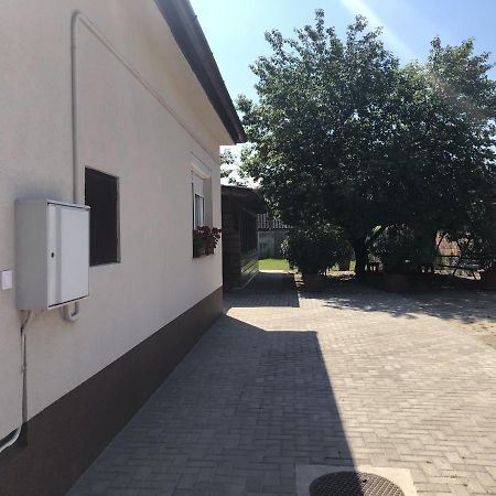Bettina Vendeghaz Apartment Kiskoros Exterior foto
