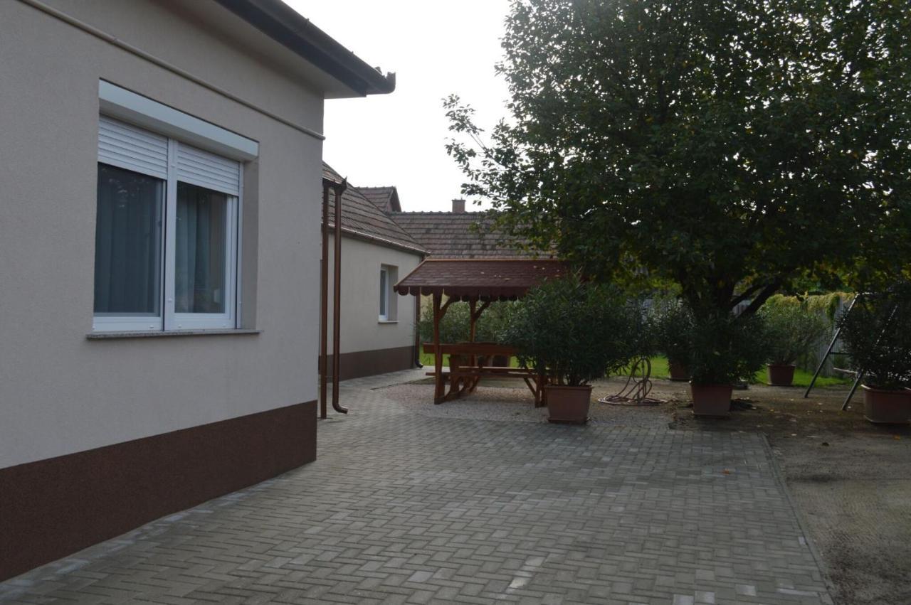 Bettina Vendeghaz Apartment Kiskoros Exterior foto