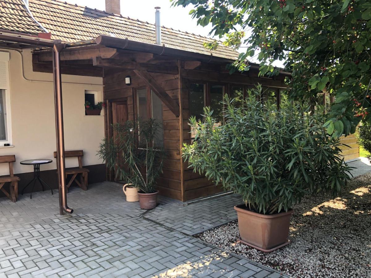 Bettina Vendeghaz Apartment Kiskoros Exterior foto